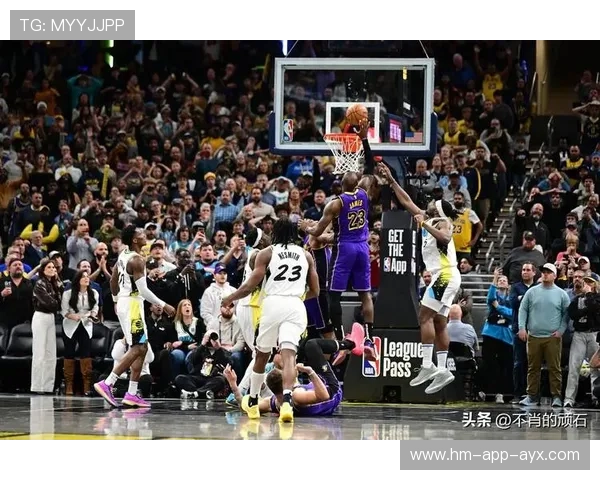 NBA快攻双手暴扣：点燃场上激情的血性瞬间